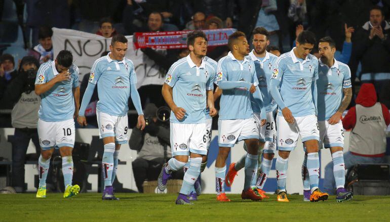 Los jugadores del Celta de Vigo celebran el primer gol, marcado por el delantero Nolito