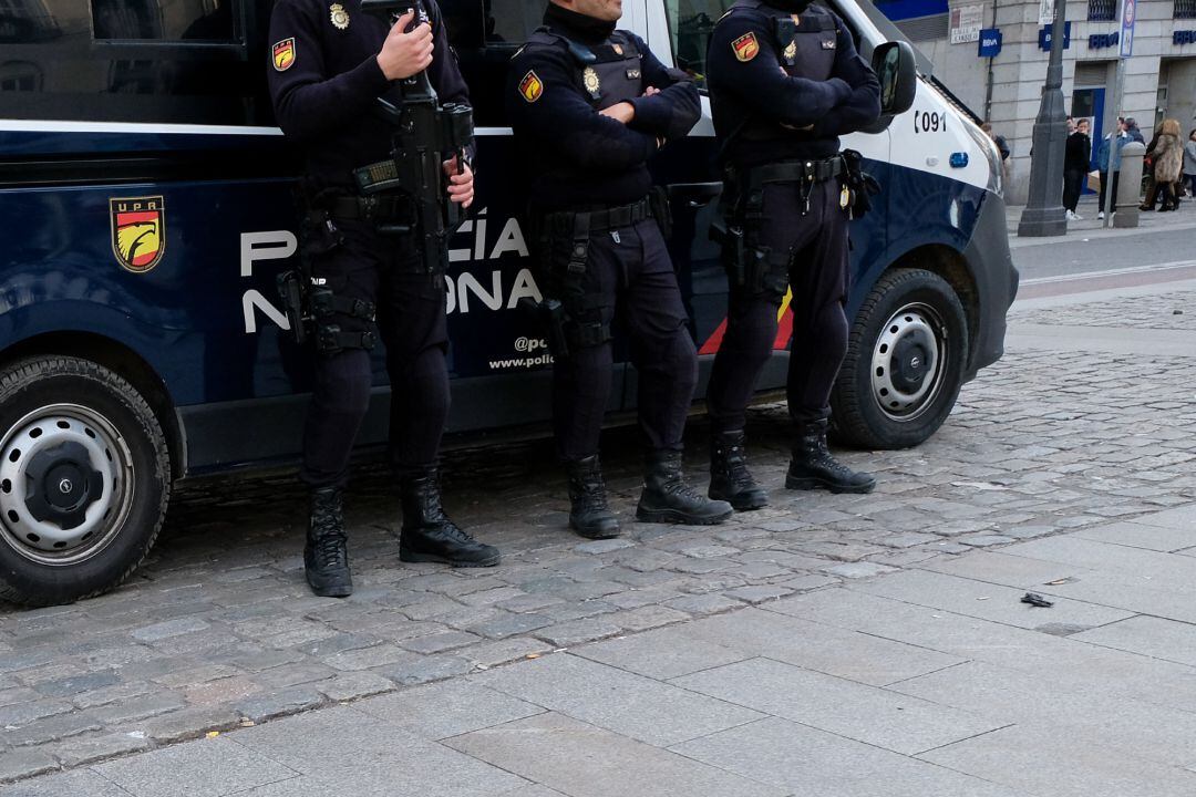 Tres agentes de Policía Nacional en la Plaza del Sol de Madrid.