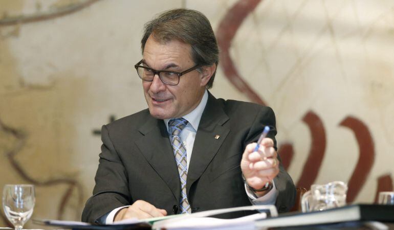 GRA052 BARCELONA 21/10/2014.- El presidente de la Generalitat, Artur Mas, durante la reunión semanal del Govern, que analiza la petición de la ANC de celebrar unas elecciones plebiscitarias en tres meses y la reclamación de ERC e ICV de "dignificar" la nueva consulta del 9N para retomar la unidad. EFE/Andreu Dalmau