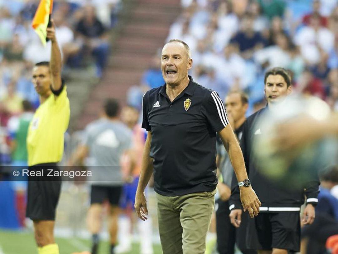 Víctor Fernández da instrucciones en el último partido en La Romareda