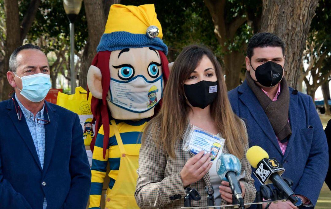 La concejala de Movilidad Sostenible, Rebeca Pérez, muestra las mascarillas que se repartirán entre los escolares del municipio de Murcia