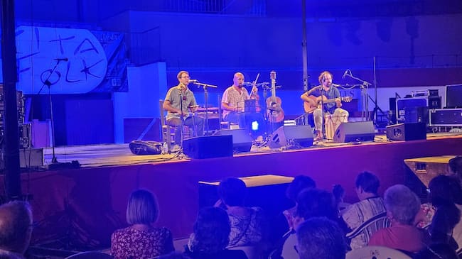 Momento de la actuación de Los Malagatos