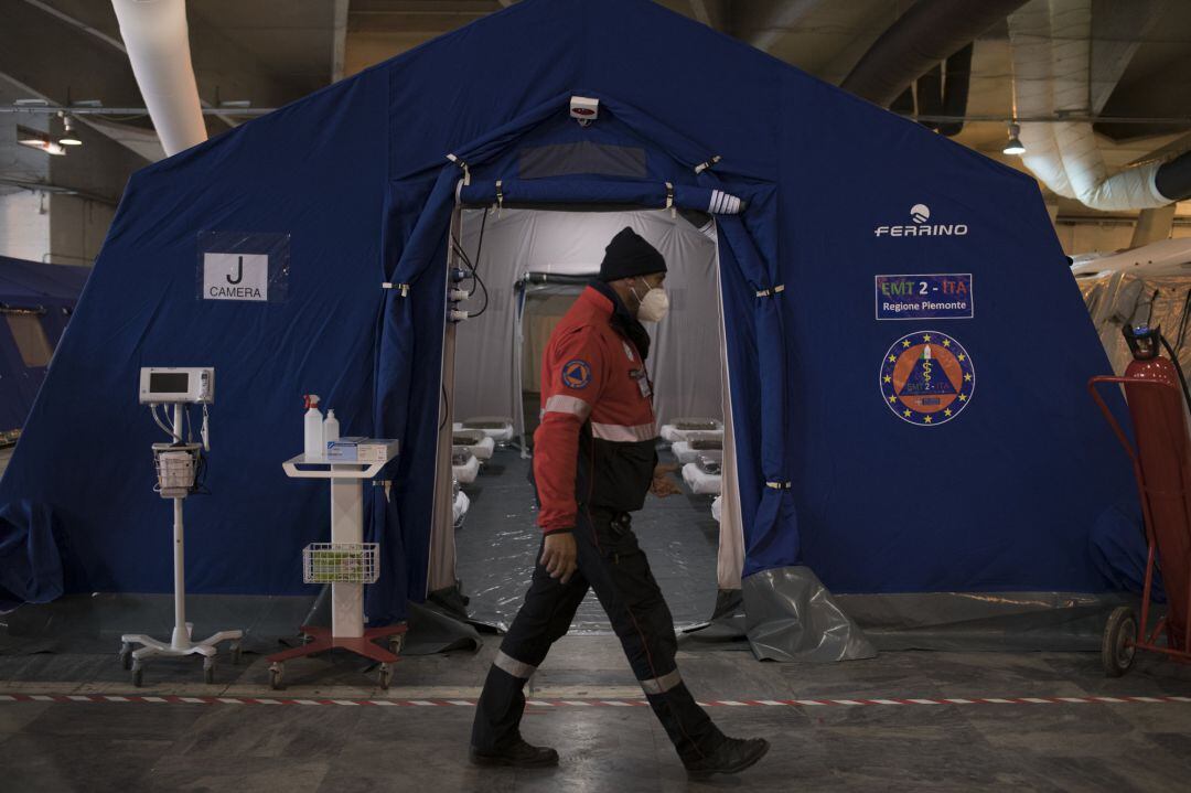 Un policía pasea con mascarilla por un hospital temporal en Turín, Italia