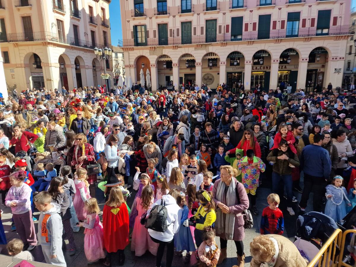 Los niños y sus padres convierten López Allué en el mejor calentamiento del Carnaval