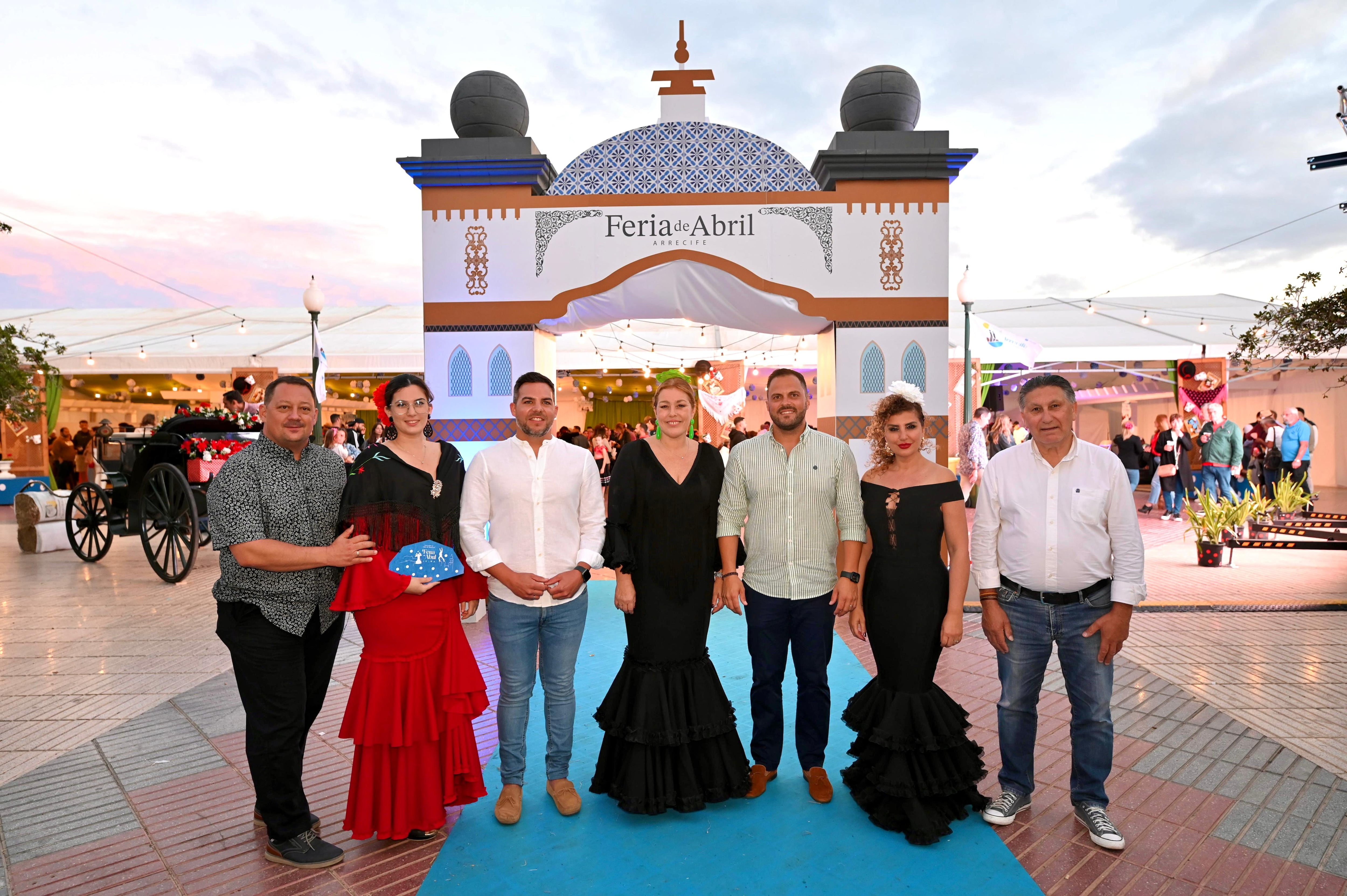 El alcalde de Arrecife, Yonathan de León, junto a concejales del ayuntamiento y la presidenta del Parlamento de Canarias y del PP de Lanzarote, Astrid Pérez.