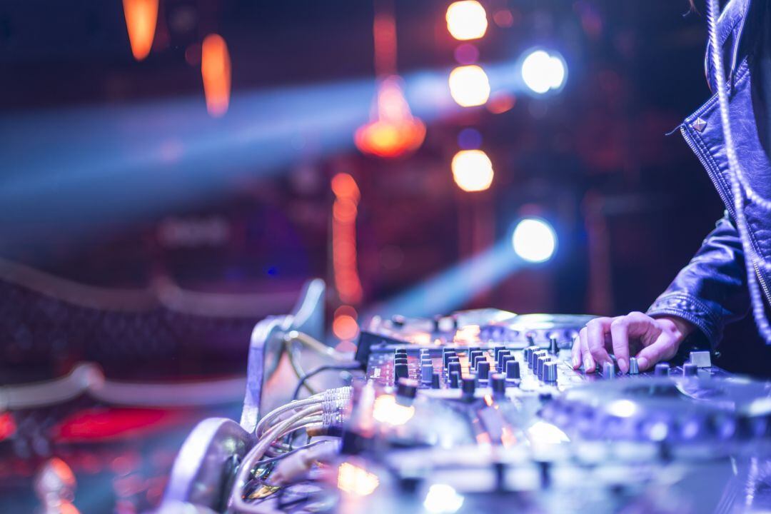 Un Dj en una discoteca