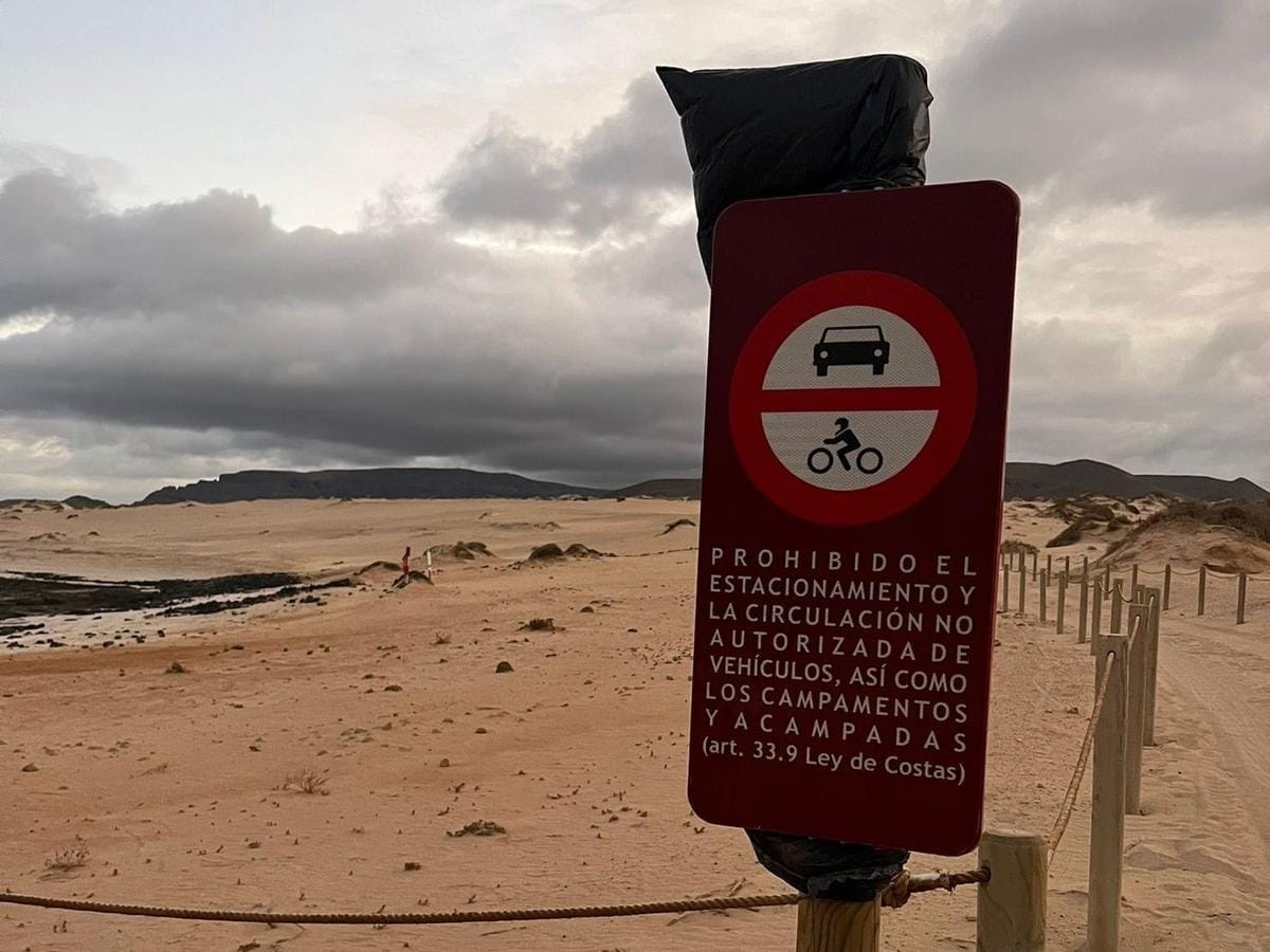 Señal instalada por Costas para el cierre del paso en la carretera de Playa Lambra.