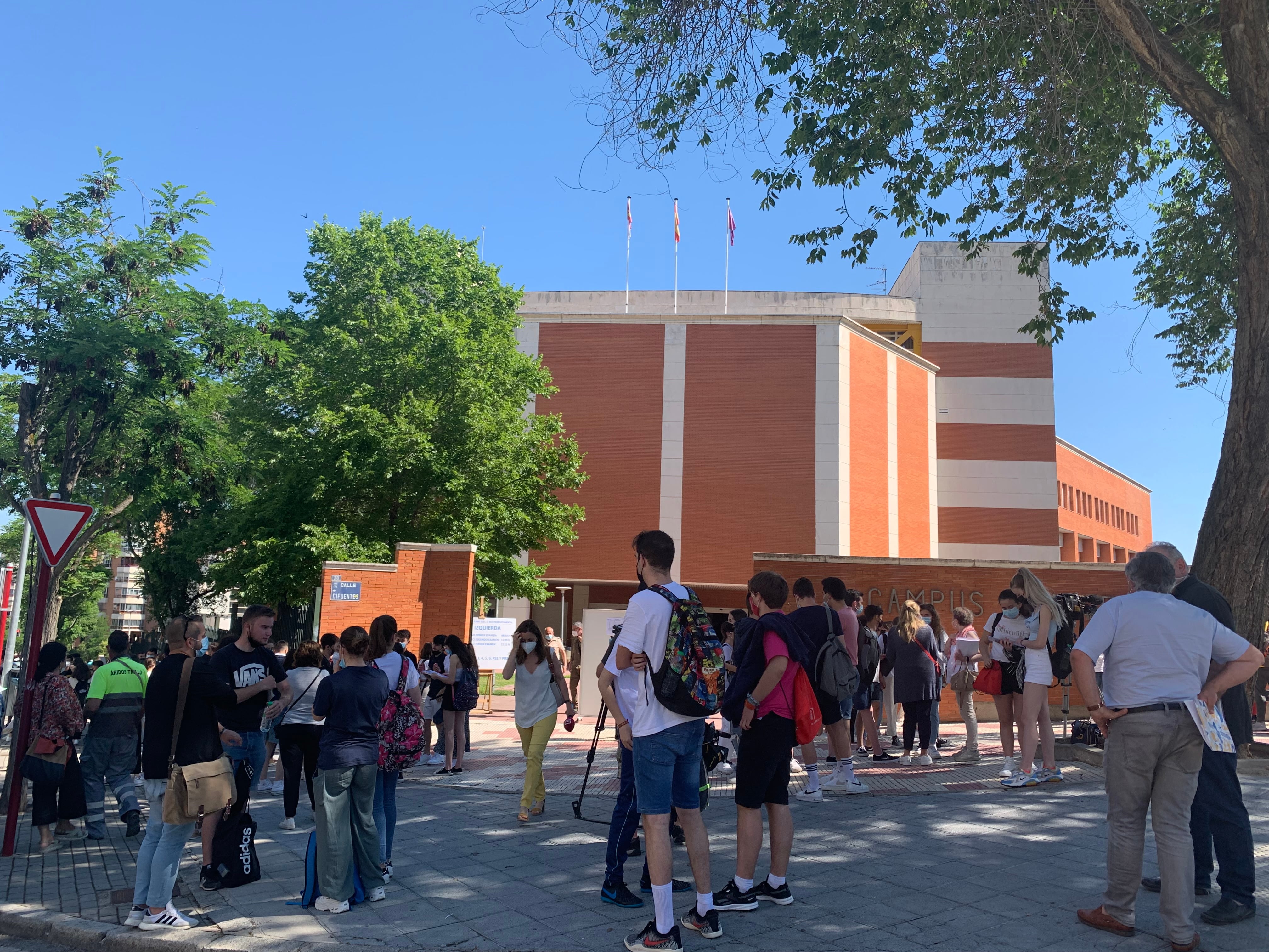 Alumnos entrando a la EvAU/Foto archivo SER GU