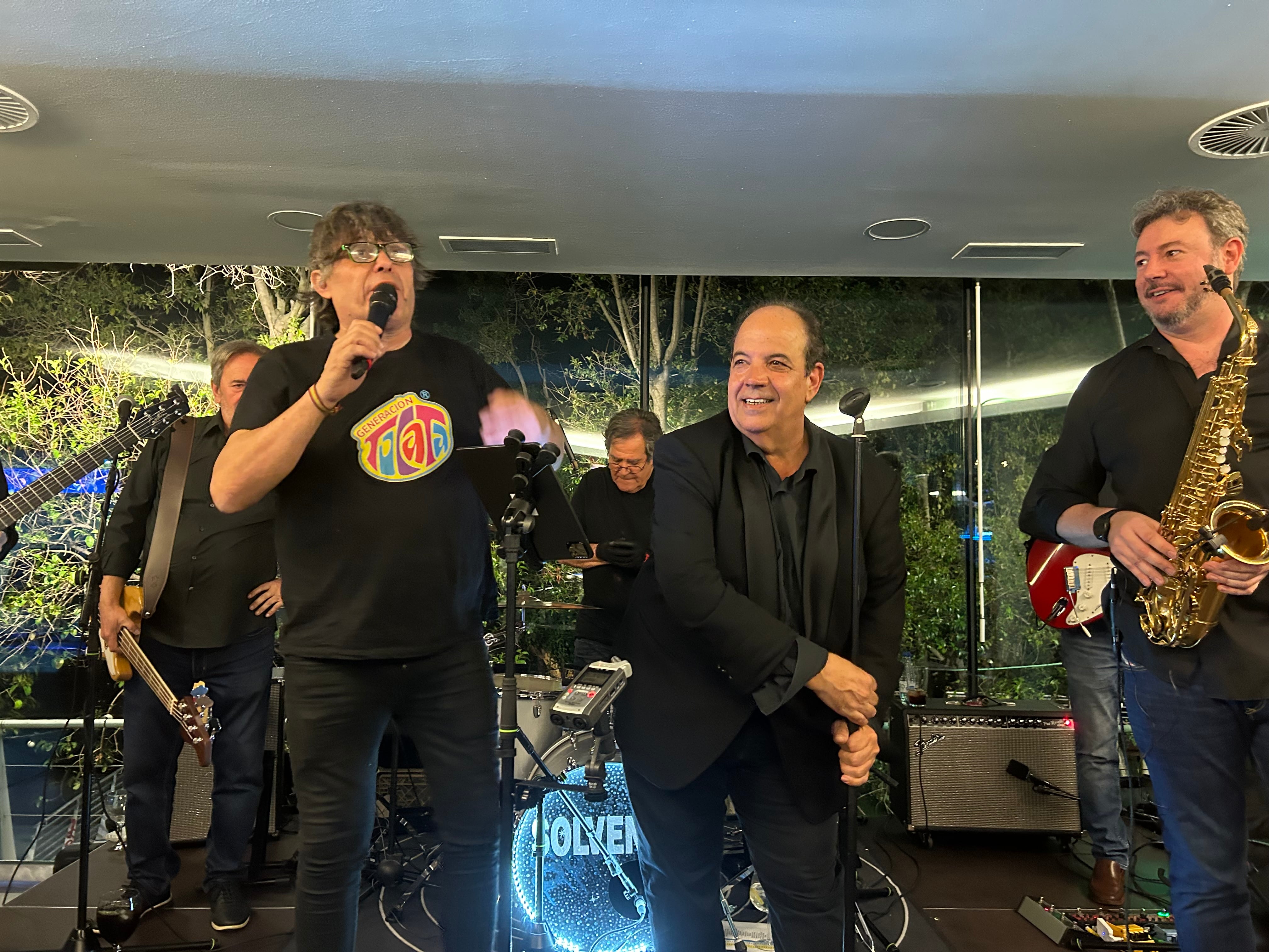 El Dj Rafa Torres junto a Curro Serrano, el cantante de Los Solventes.