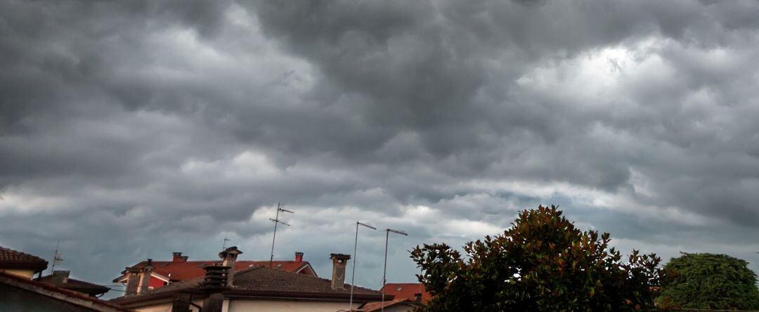 Hoy se prevén cielos cubiertos y no se descarta algún chubasco, acompañado de tormentas