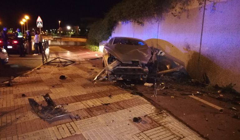 El coche accidentado contra un muro