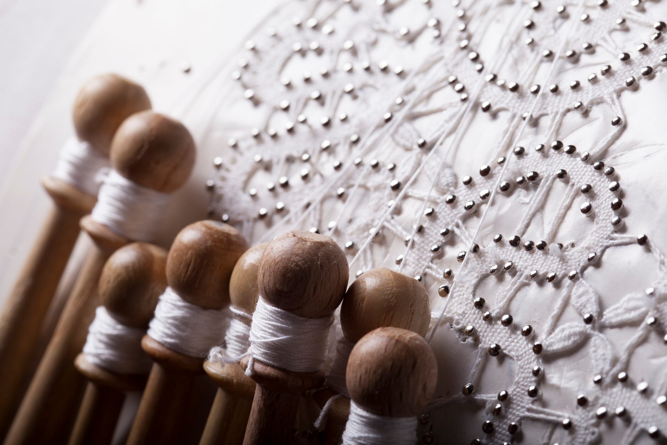 La muestra de trabajos de la Associació de Bolilleres se podrá visitar hasta el domingo en el Enginy del Sucre.