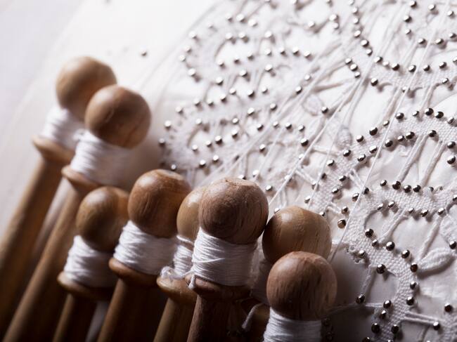 La muestra de trabajos de la Associació de Bolilleres se podrá visitar hasta el domingo en el Enginy del Sucre.