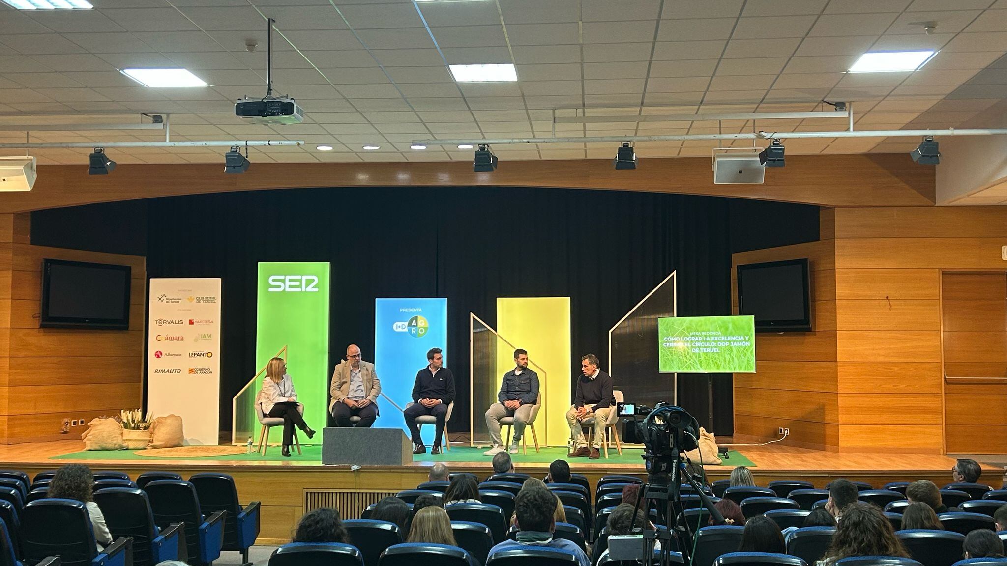 ‘Cómo lograr la excelencia y cerrar el círculo: DOP jamón de Teruel’. Protagonizada por Ricardo Mosteo, presidente de la DOP Jamón de Teruel; Alejandro Garcés, director comercial de Naturuel; Daniel Sánchez, gerente de HSA; Rubén Lapuente, director de fomento y desarrollo empresarial de Cámara de comercio