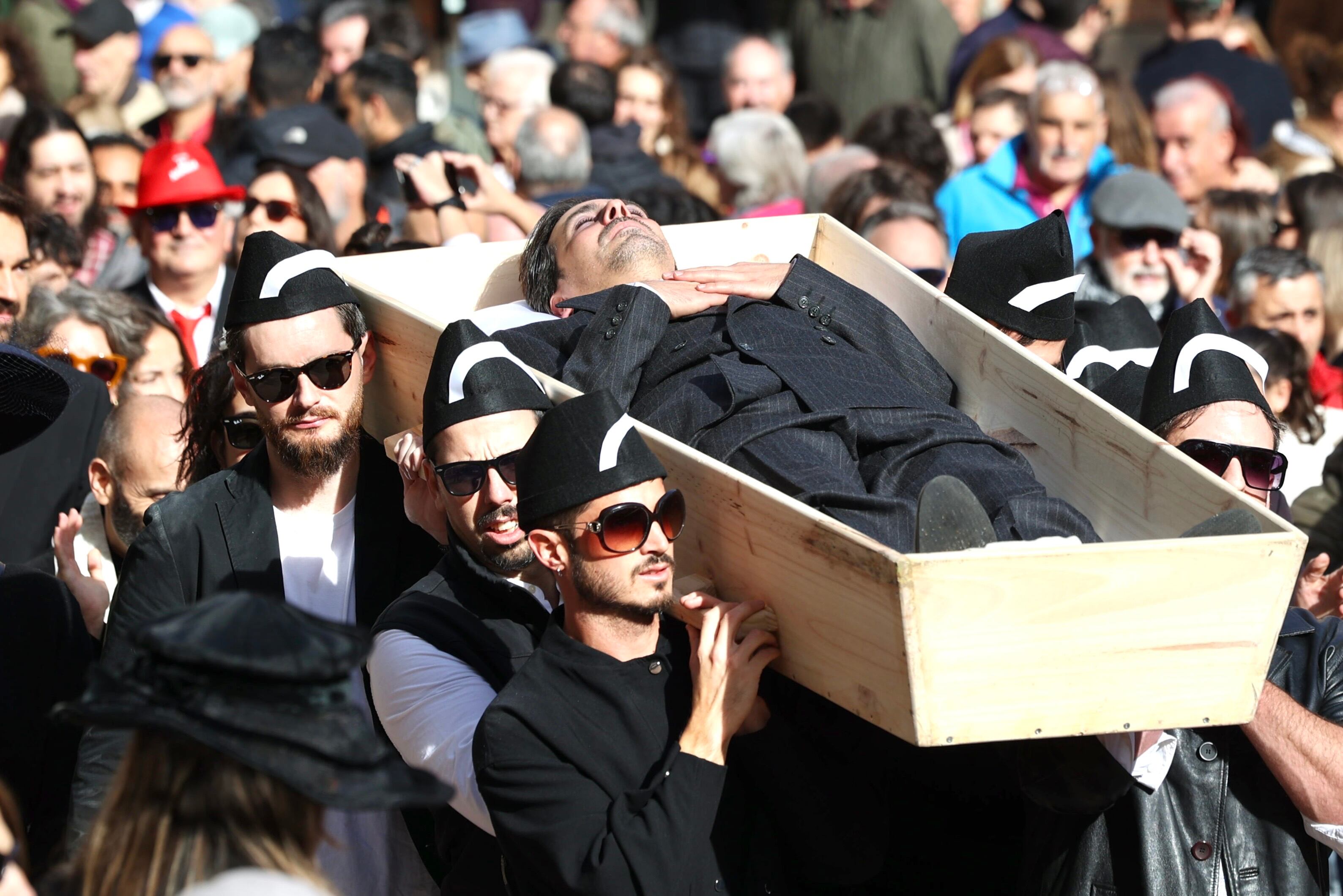 LOGROÑO, 02/11/2025.- Las calles de Logroño se llenan de música con un funeral de Nueva Orleans, protagonizado por Dixiemulando, este domingo. Así arranca la V edición de la Semana de la Cultura del Jazz, RIOJAZZ, un festival que se consolida como una cita imprescindible para los amantes de este género musical, del 2 al 9 de noviembre, La Rioja se convertirá en epicentro del jazz con una programación variada y dirigida a todos los públicos. EFE/Raquel Manzanares