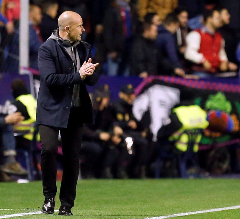 El entrenador del Levante, Paco López, durante el partido de Liga en Primera División ante el Eibar 