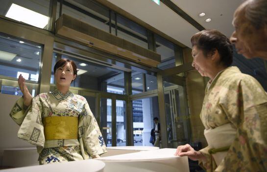 El androide con apariencia de mujer llamado Aiko Chihira da la bienvenida a los clientes de los grandes almacenes Mitsukoshi en Japón.