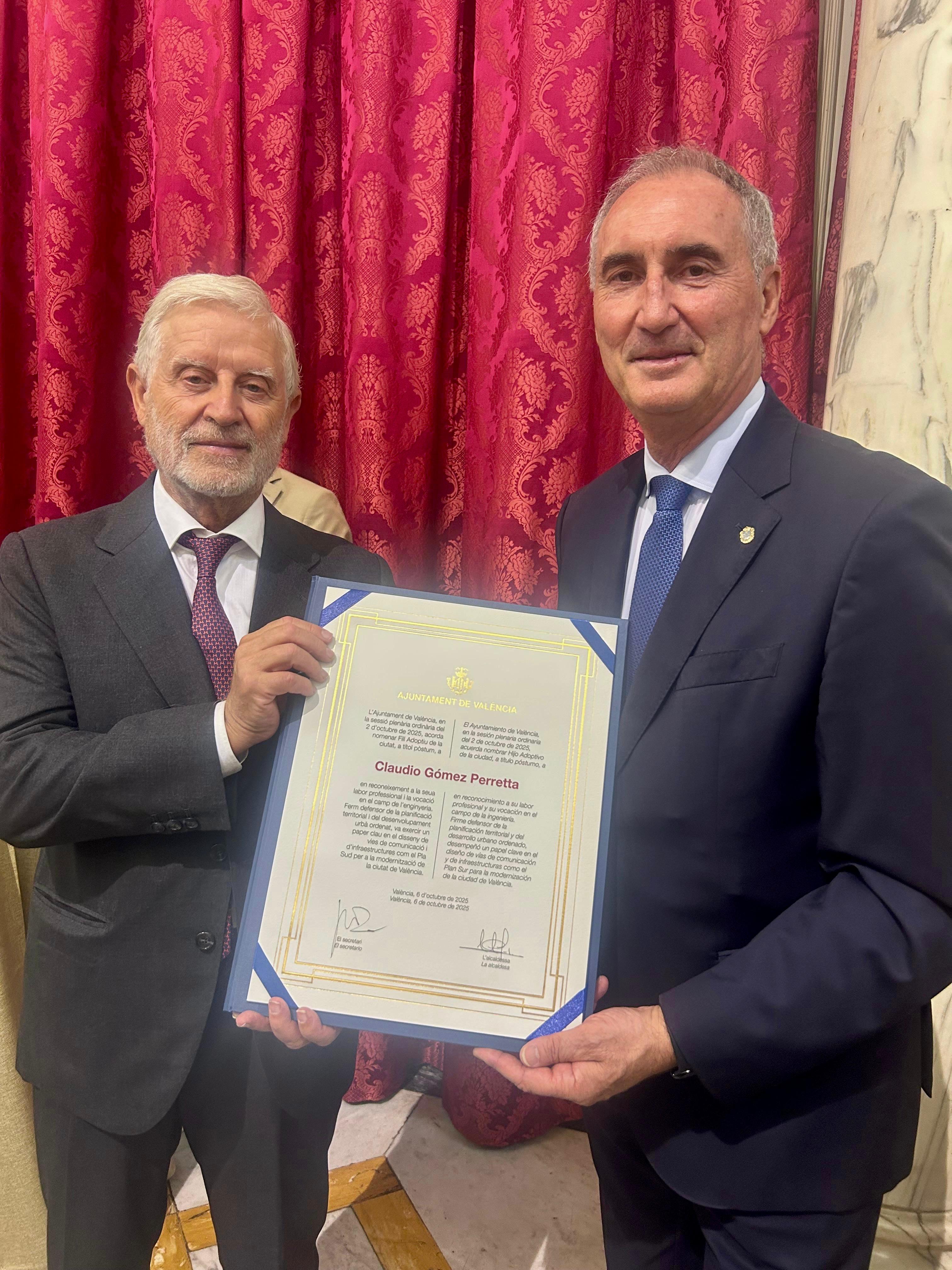 Julio Gómez-Perreta de Mateo, hijo del homenajeado, junto al alcalde de Segovia, José Mazarías