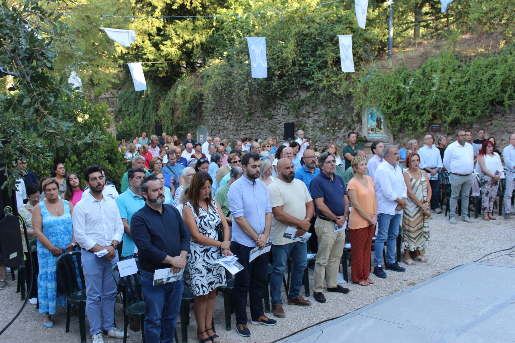 Las primeras filas con las autoridades durante la celebración