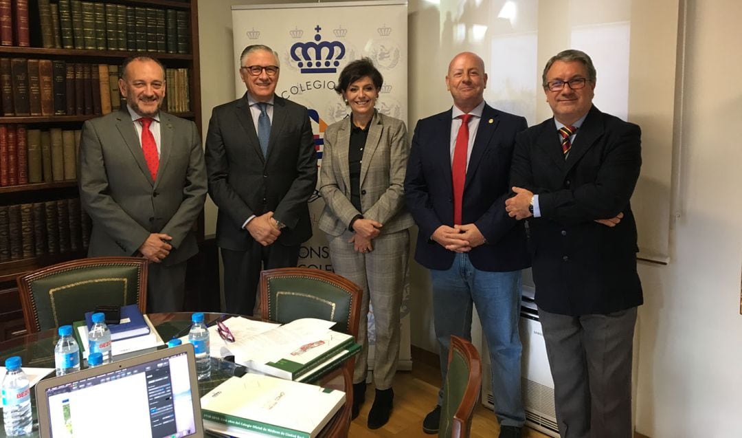 Natividad Laín junto a los Presidentes de los Colegios Oficiales de Médicos de la región