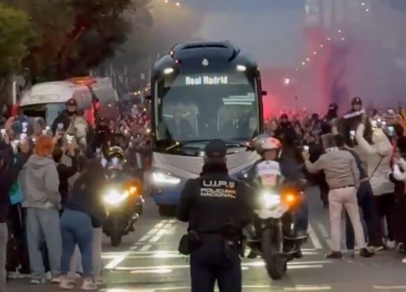 ¡Pelos de punta! Así fue el espectacular recibimiento al Real Madrid en el primer 'Clásico' de Liga de la temporada