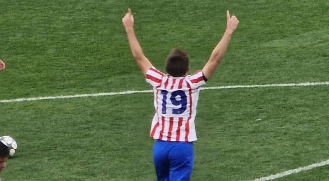 Sergio Vinatea, dedicándole su gol a Raúl Ramírez.