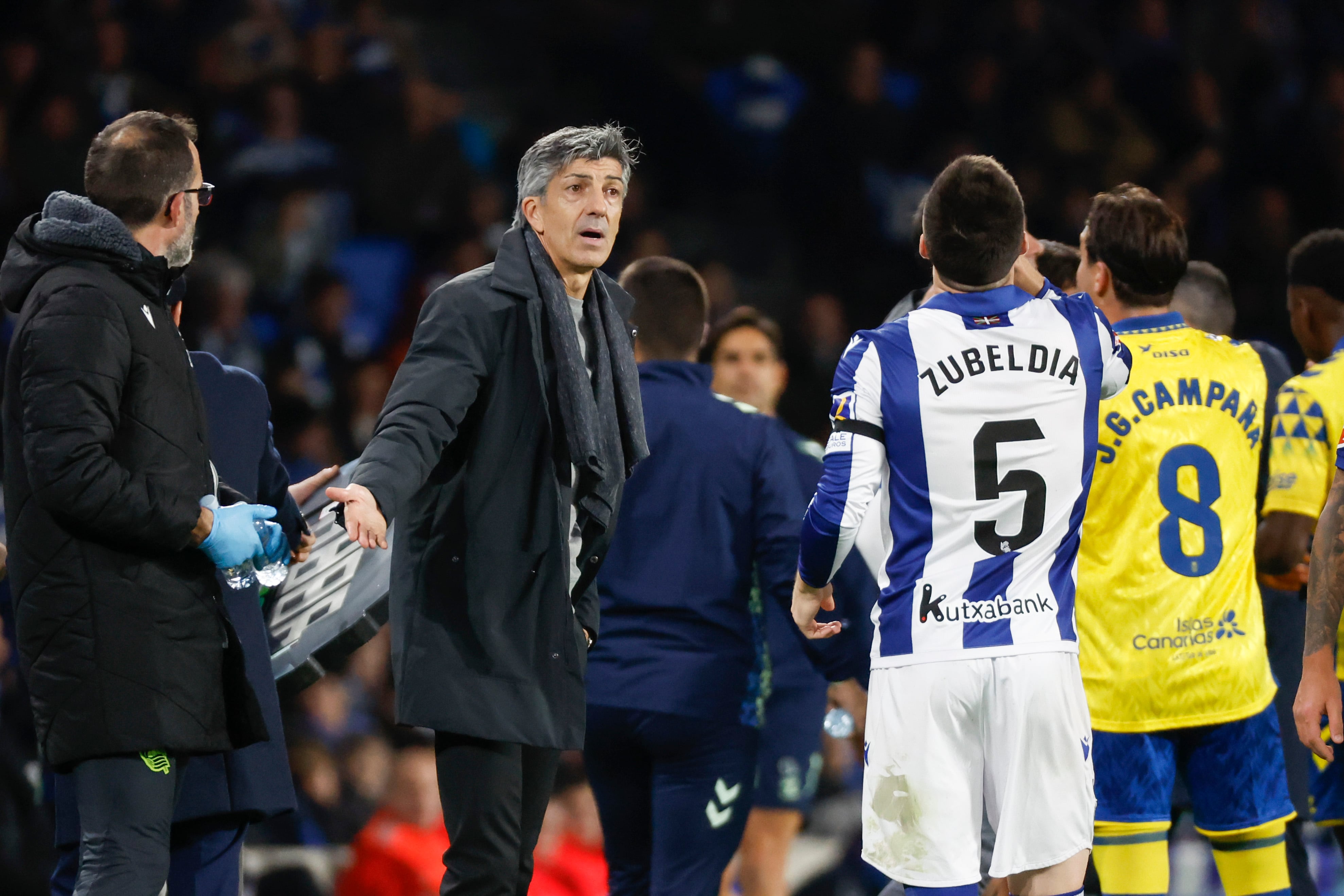 SAN SEBASTIÁN, 15/12/2024.- El entrenador de la Real Sociedad Imanol Alguacil (2i) durante el partido de la jornada 17 de LaLiga que Real Sociedad y UD Las Palmas disputan este domingo en el Reale Arena. EFE/Javier Etxezarreta
