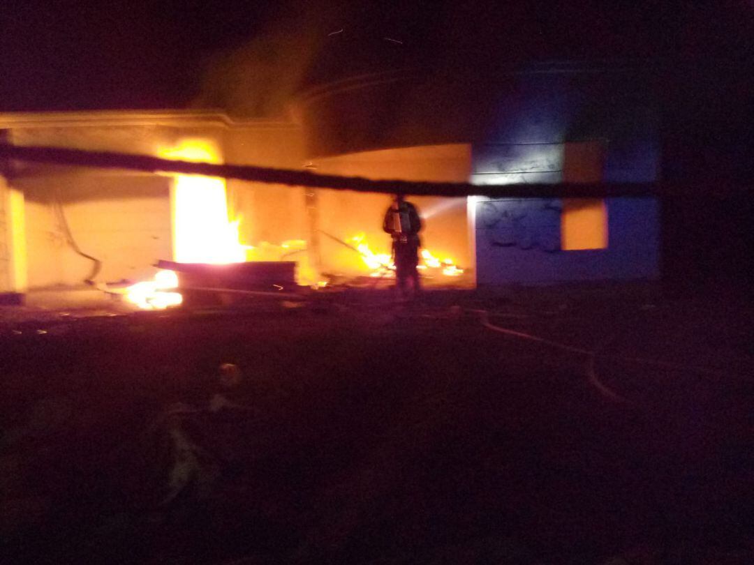 Los bomberos extinguiendo el incendio de Costa Teguise.