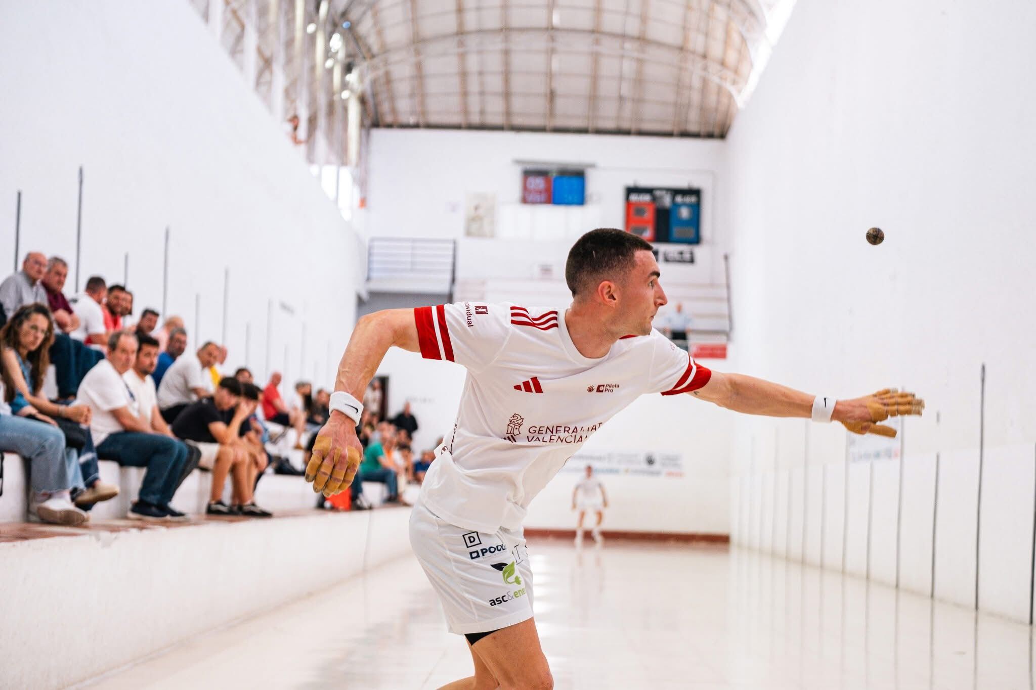Ivan, pilotari de Ontinyent, durante una de sus partidas en los cuartos de final del Campeonato Individual de raspall 2025