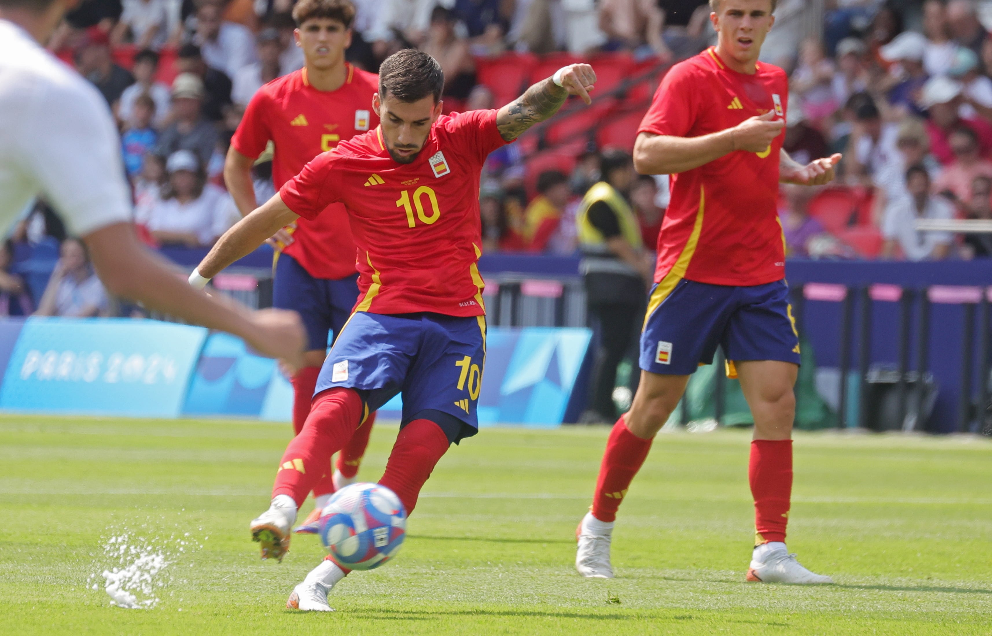 Paris (France), 24/07/2024.- Alex Baena of Spain in action during the Men Group C Match Uzbekistan vs Spain of the Soccer competitions in the Paris 2024 Olympic Games, at the Parc de Princes stadium in Paris, France, 24 July 2024. (Francia, España) EFE/EPA/Teresa Suarez
