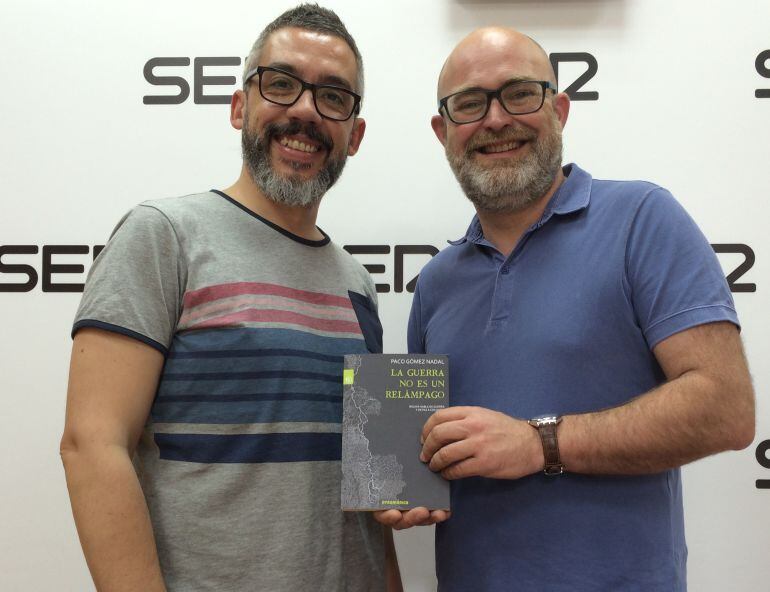 Paco Gómez Nadal y Paco Sánchez, encargado de presentar junto al autor &quot;La guerra no es un relámpago&quot; en Murcia. 