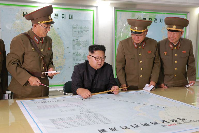 El líder norcoreano Kim Jogn Un inspecciona los planes de lanzamiento de misiles hacia la isla de Guam en la Comandancia de las Fuerzas Estratégicas del Ejército Popular de Corea del Norte