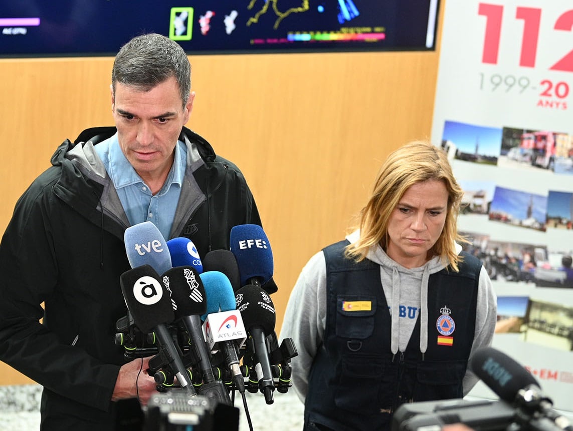 El presidente del Gobierno, Pedro Sánchez, junto a la delegada del Gobierno en la Comunitat Valenciana, Pilar Bernabé, el pasado 3 de noviembre tras una reunión del CECOPI.