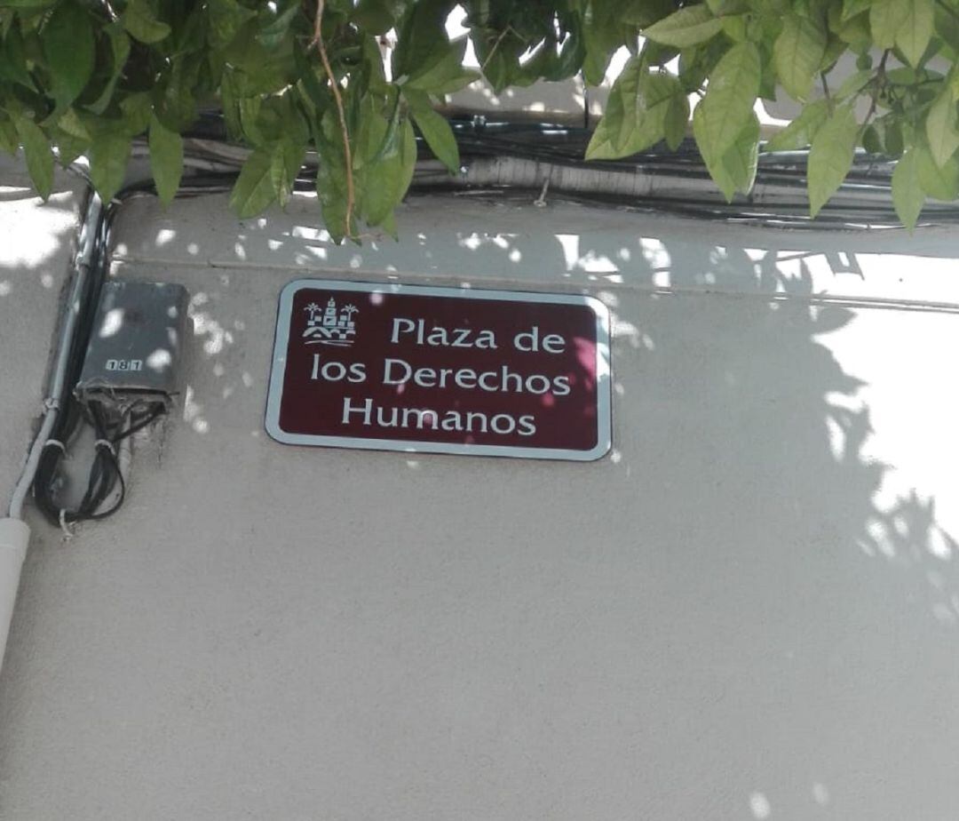 Nuevo rótulo de la plaza de los Derechos Humanos (antes Cañero).