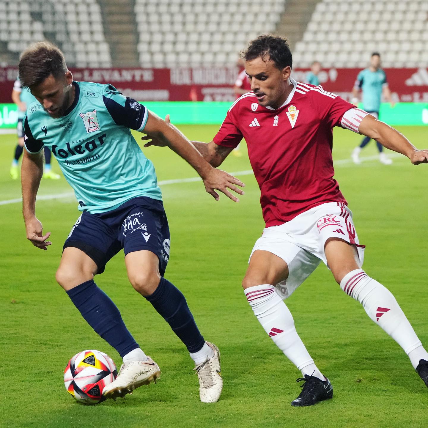 Pedro León lucha por un balón en el Real Murcia-Atlético Sanluqueño