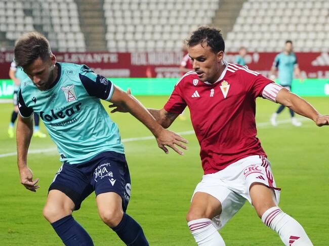 Pedro León lucha por un balón en el Real Murcia-Atlético Sanluqueño
