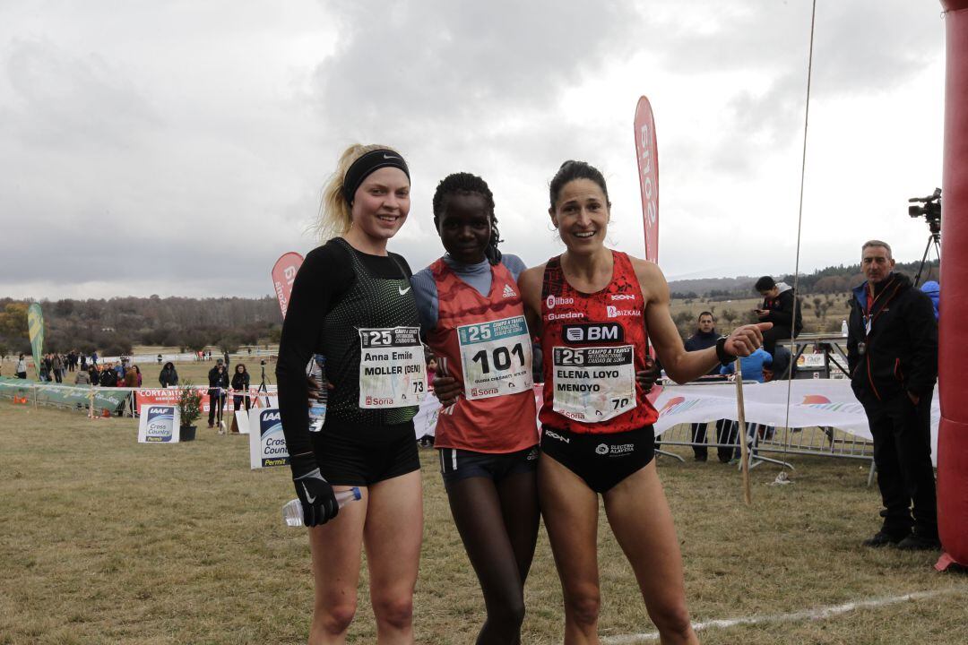 Las tres primeras clasificadas en la categoría absoluta femenina, con Kite como triunfadora.