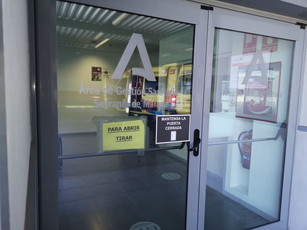 Puerta de acceso al Área de Urgencias del hospital comarcal