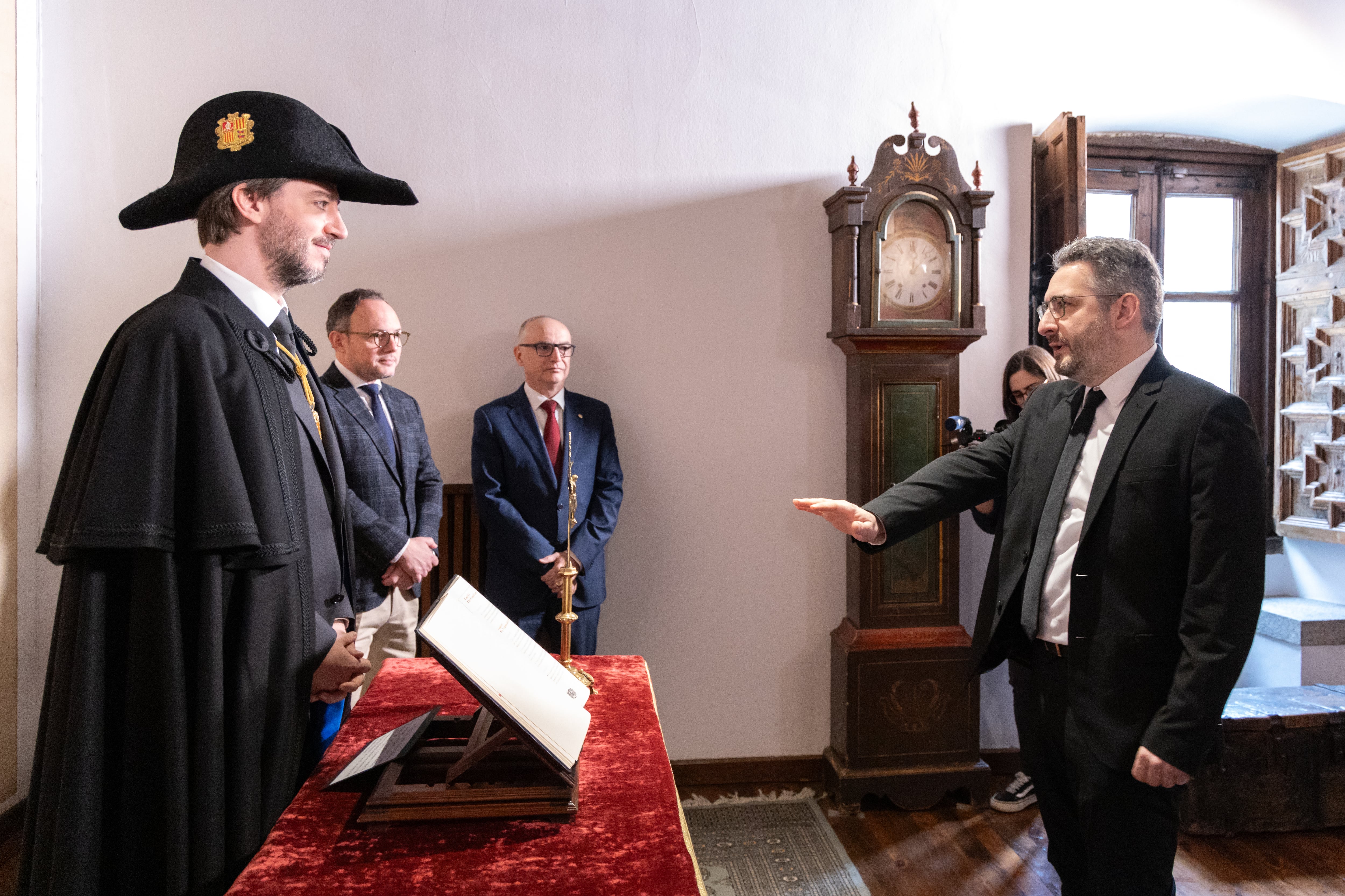 Eric Jover jura com a nou president de l&#039;AFA davant el síndic general, Carles Ensenyat, a Casa de la Vall.