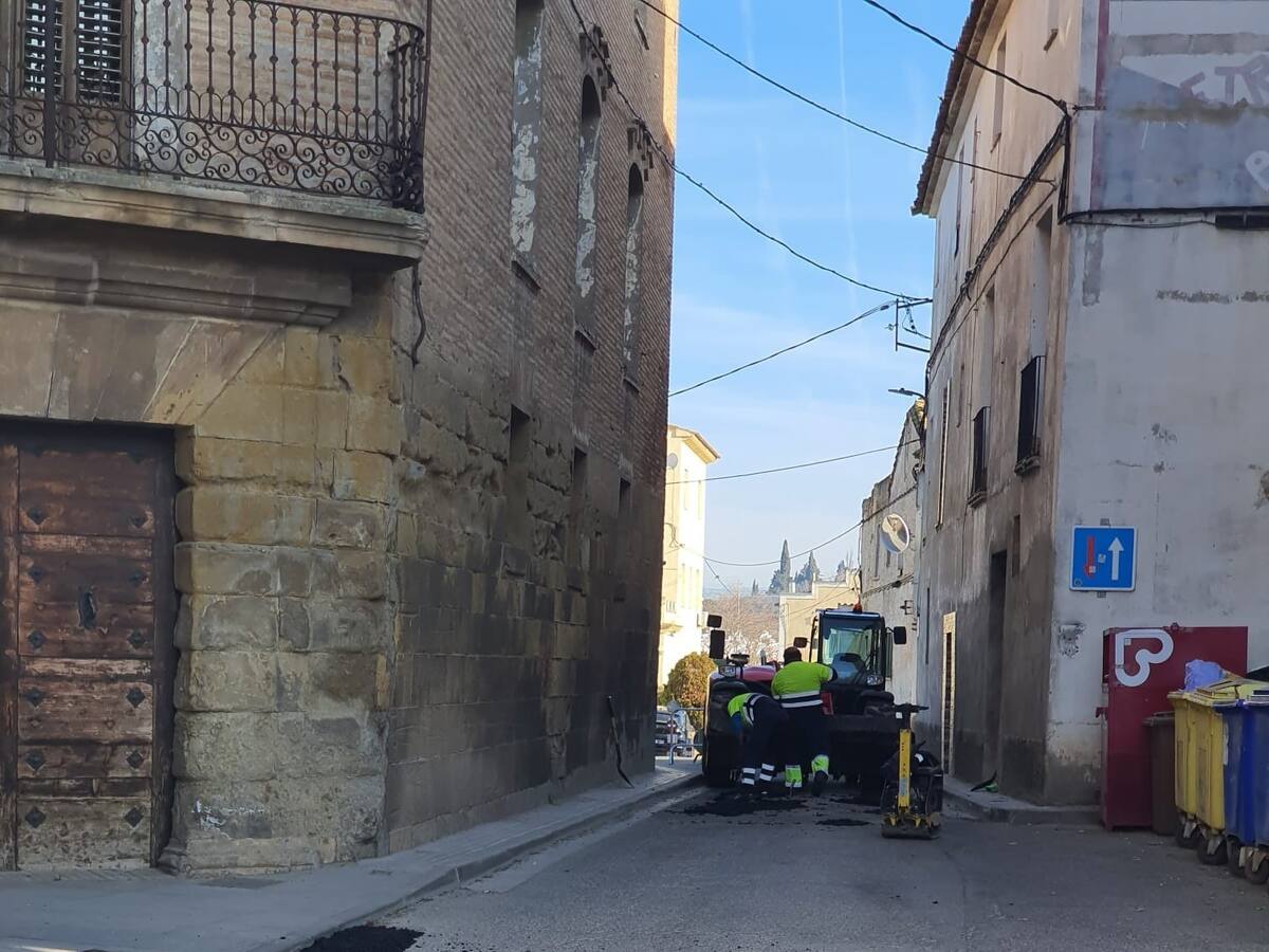 Trabajos de reparación en varias calzadas de Binéfar