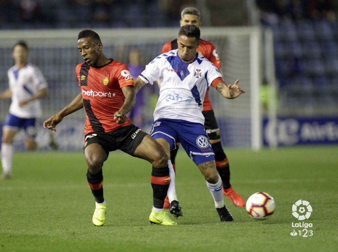 Suso intenta controlar un balón ante la presencia de un contrario