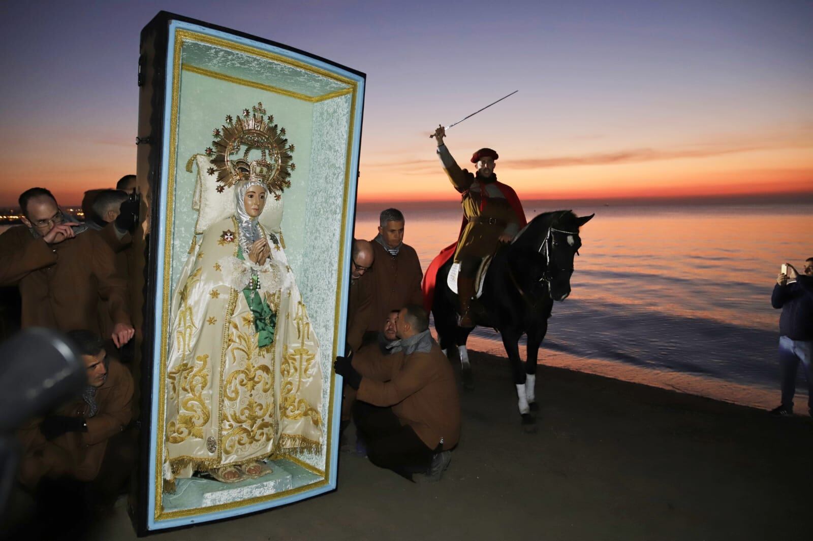 Francesc Cantó encuentra en la playa del Tamarit el arca con la imagen de la Virgen