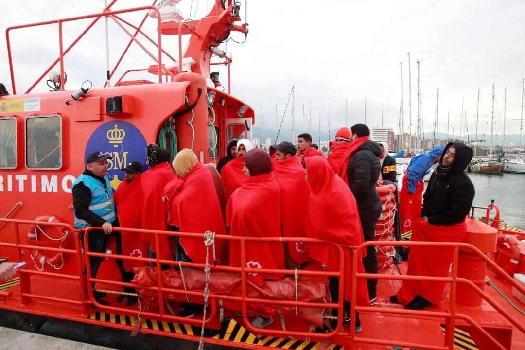 Llegan al puerto de Algeciras, los 18 inmigrantes rescatados por efectivos de Salvamento 