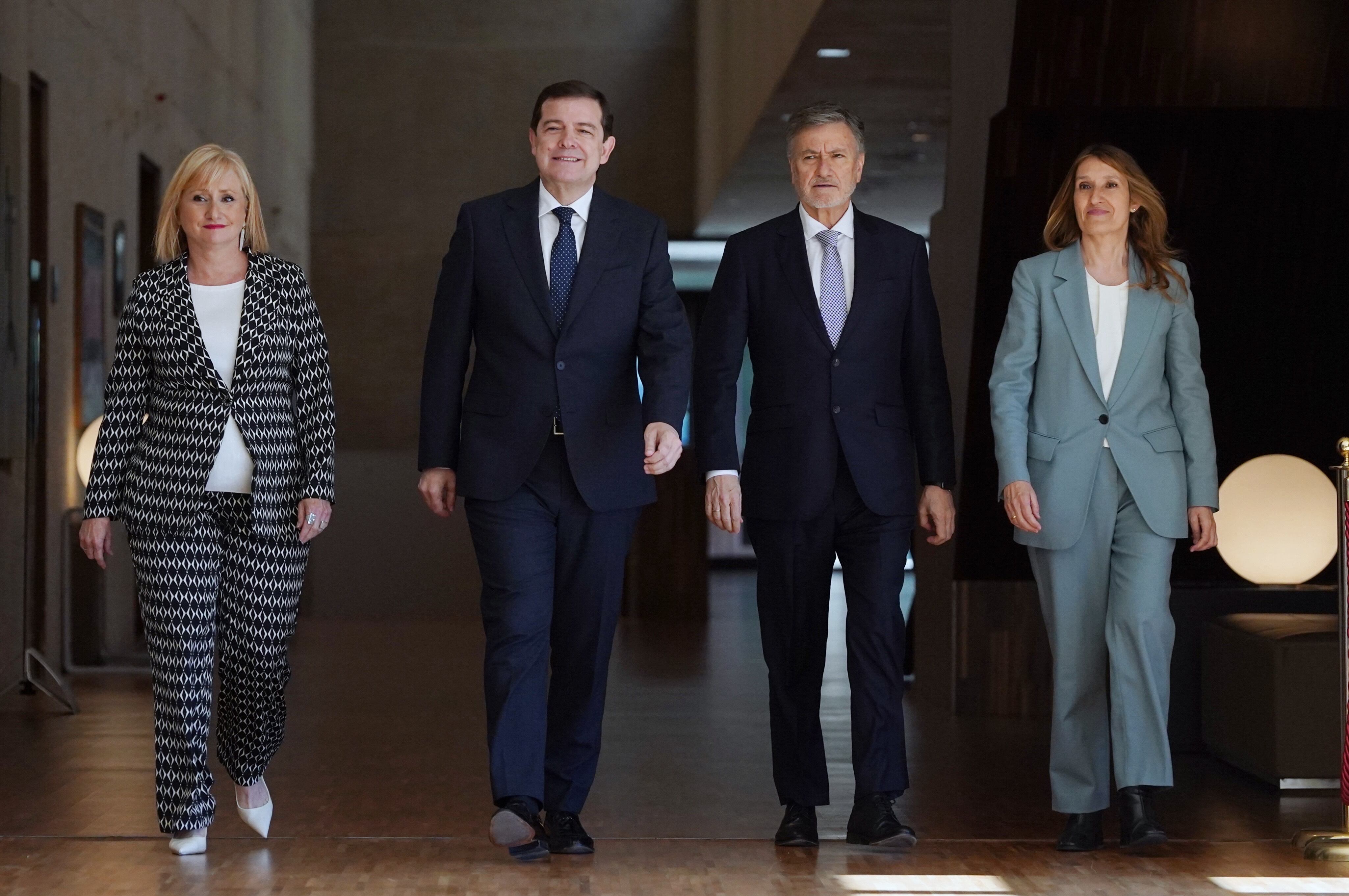 VALLADOLID, 14/04/2026.- El secretario general del PP de Castilla y León y procurador por Segovia, Francisco Vázquez, junto al presidente en funciones de la Junta de Castilla y León, Alfonso Fernández Mañueco (2i), a su llegada al pleno de las Cortes de Castilla y León, donde este martes ha sido elegido nuevo presidente de la Cámara. EFE/ Nacho Gallego