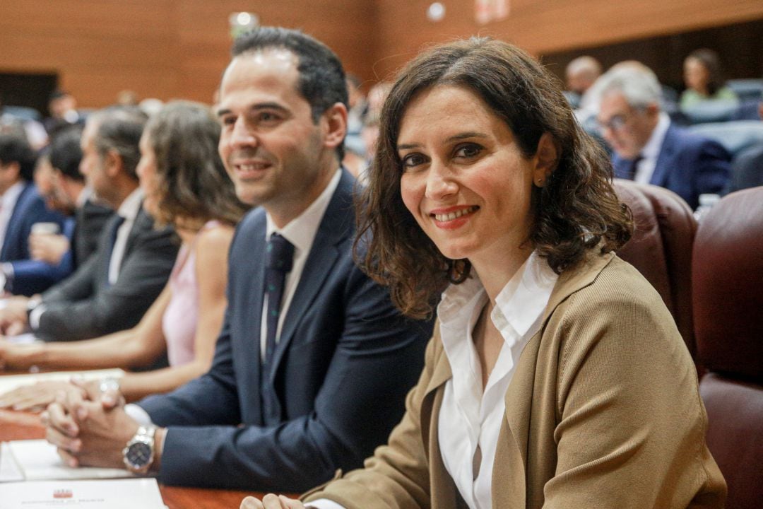 El vicepresidente y la presidenta de la Comunidad de Madrid, Ignacio Aguado e Isabel Díaz Ayuso, sentados en sus escaños