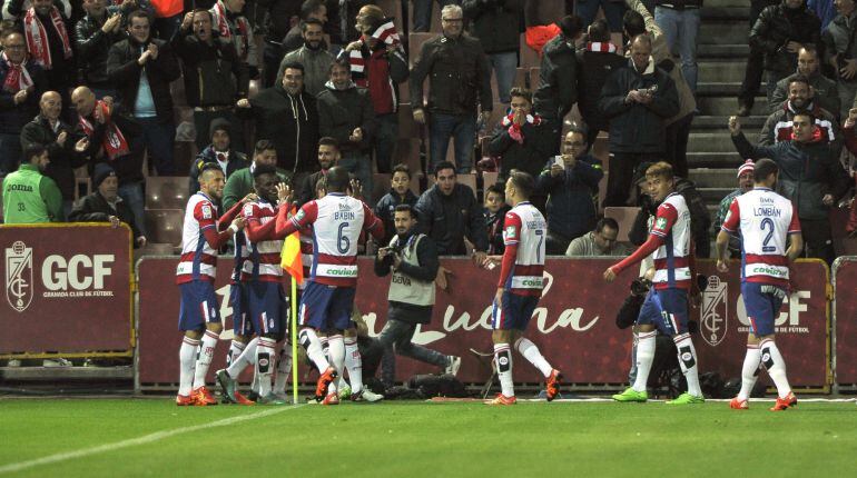 Los jugadores del Granada celebran su primer gol