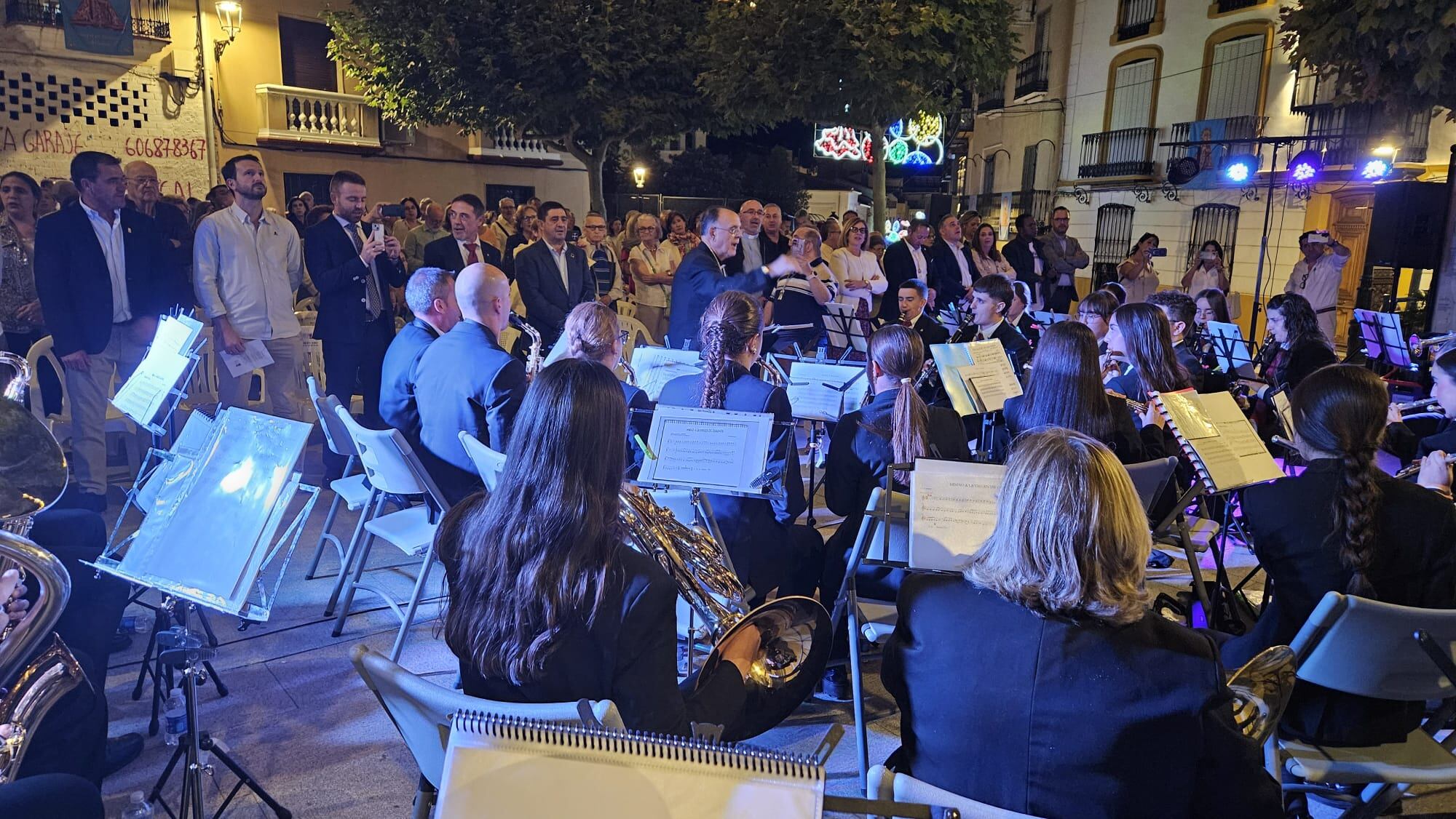 El pregonero dirige la banda de música &#039;Jerónimo Caballero&#039; en la interpretación del HImno a la Virgen de Cuadros