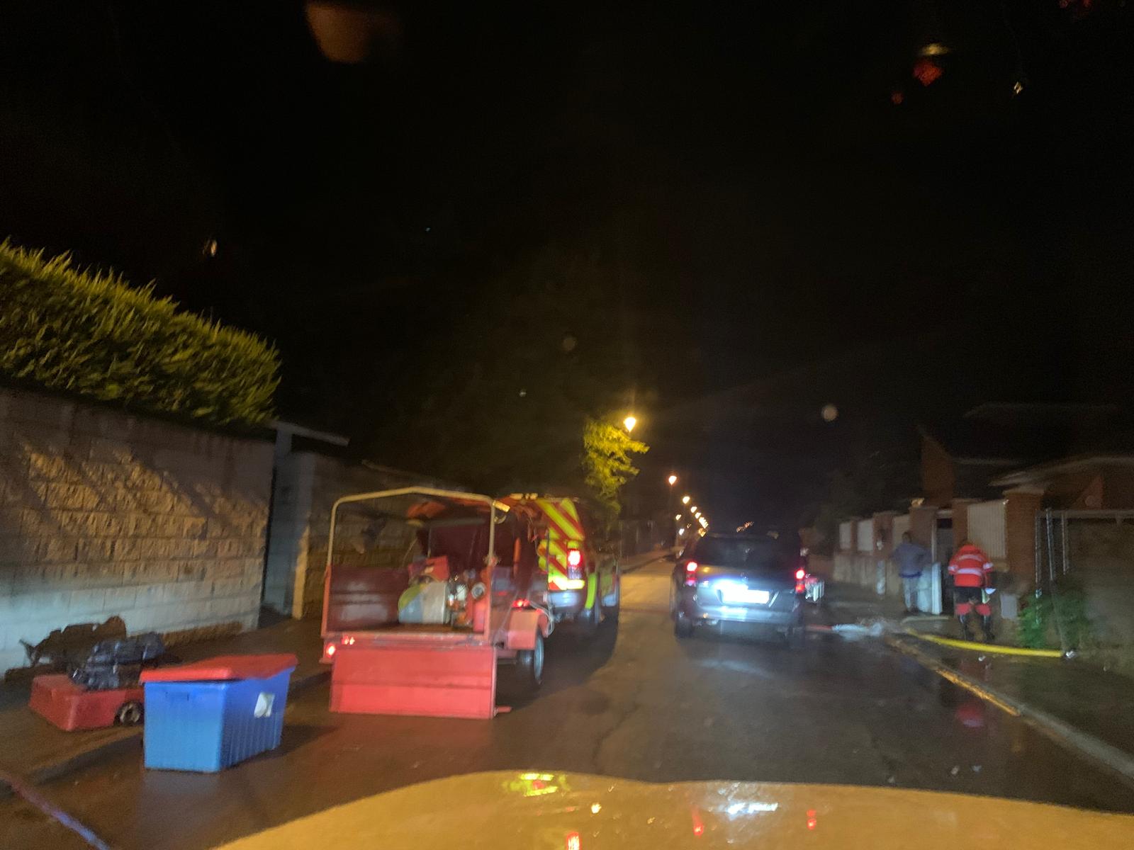 Bomberos y Protección Civil achicando agua en la calle Sorolla de Cabanillas