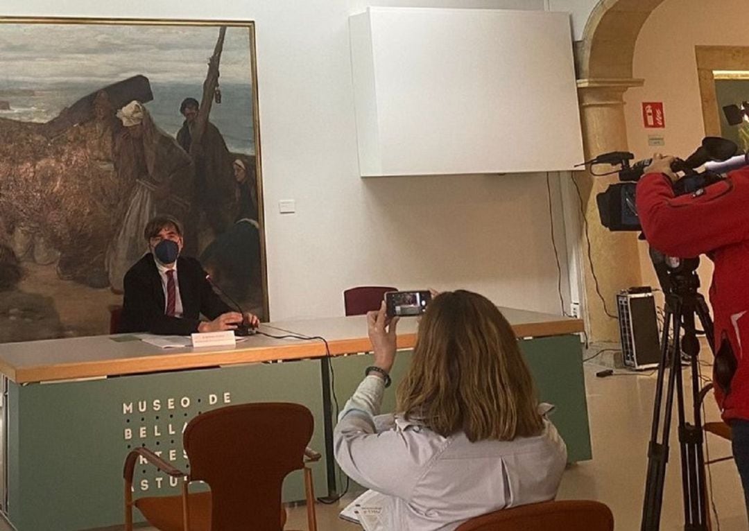 Alfonso Palacio durante el acto de presentación de la nueva programación de actividades del Museo de Bellas Artes de Asturias