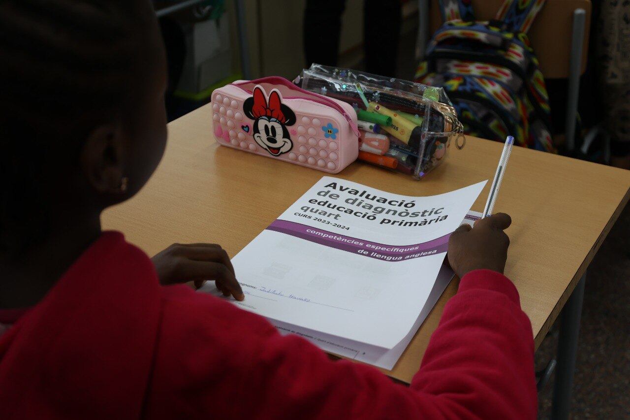 Alumna de primària fent les proves de competències bàsiques